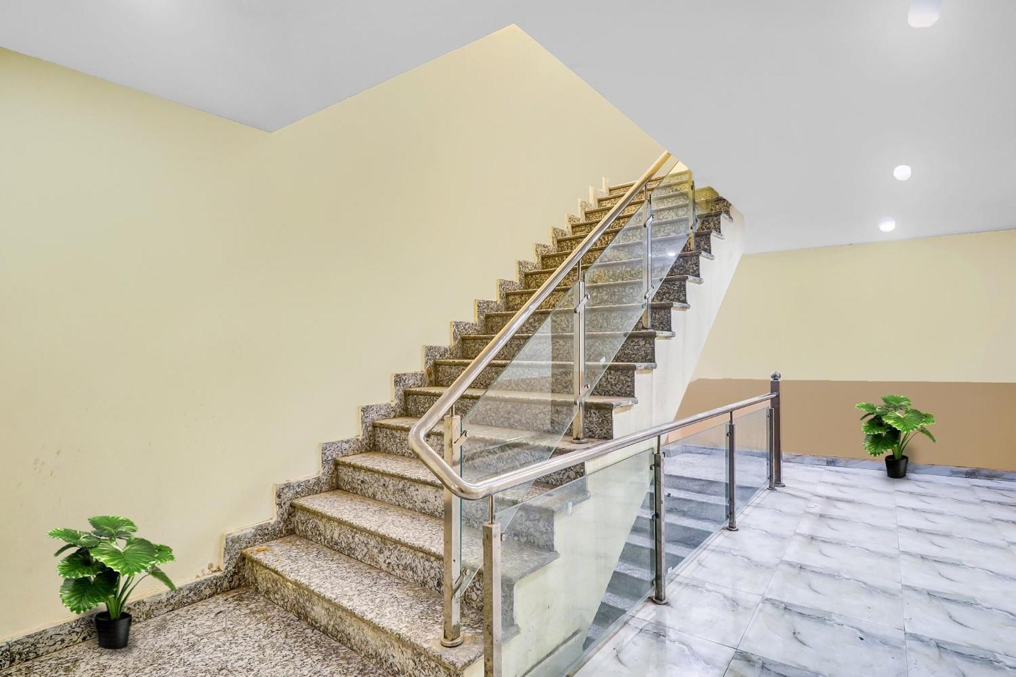 Hotel O Prince Home Stay Near Ambience Mall New Delhi Luaran gambar
